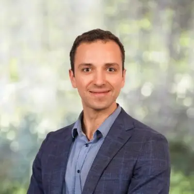 Headshot of Dr Ross Apostolov of Adeney Private Hospital